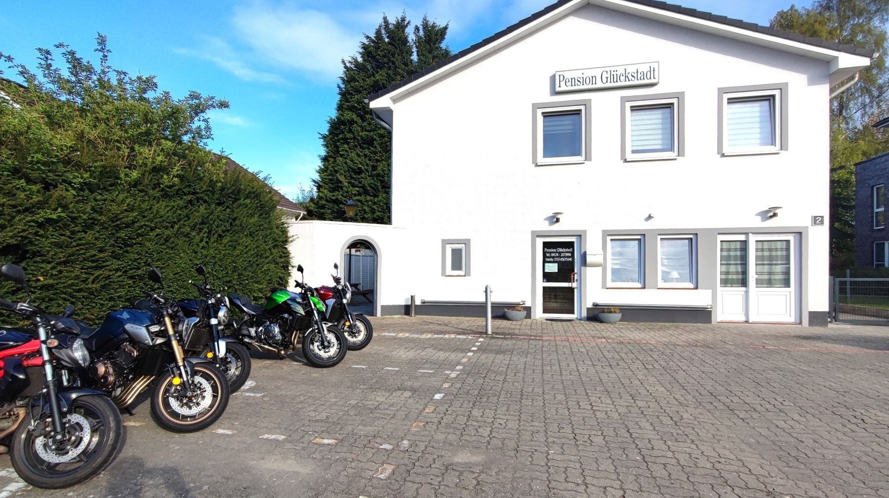 Blick auf die Pension ElbKate vom Parkplatz