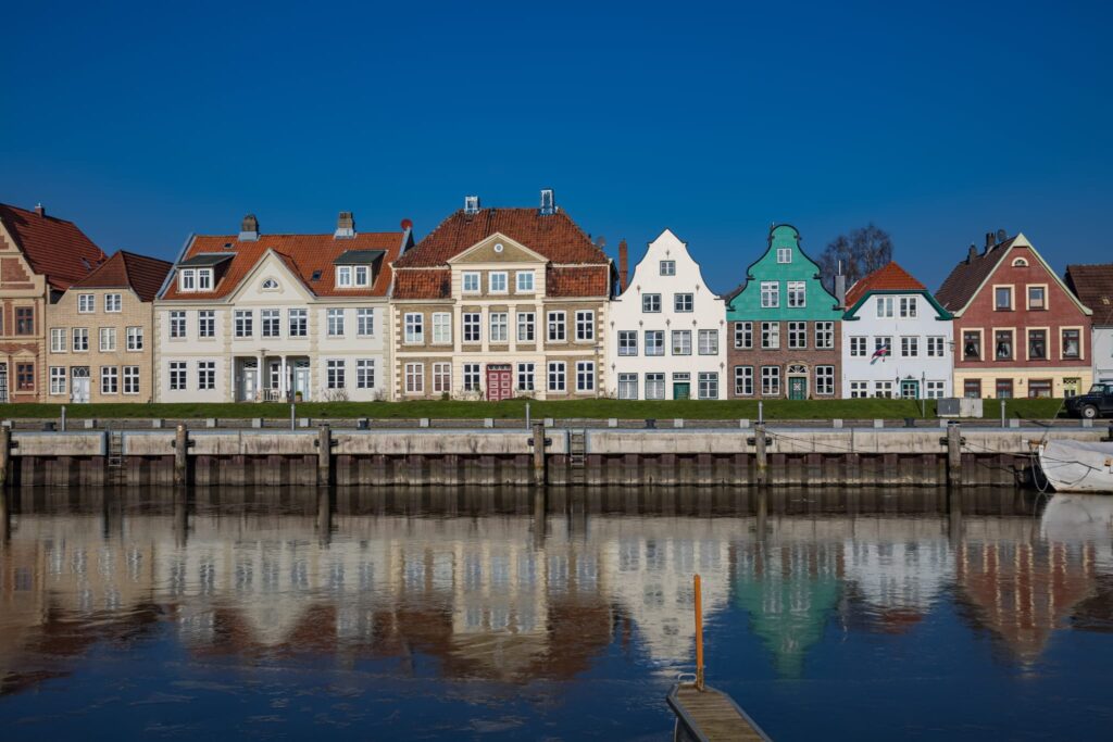 Blick auf den Hafen von Glückstadt mit seinen Häusern