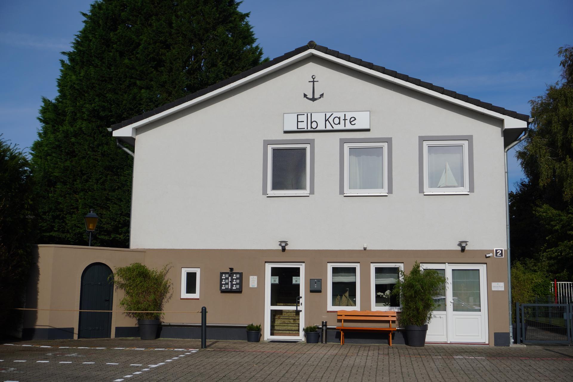 Außenansicht der Pension ElbKate in Glückstadt mit Eingang und Sitzbank