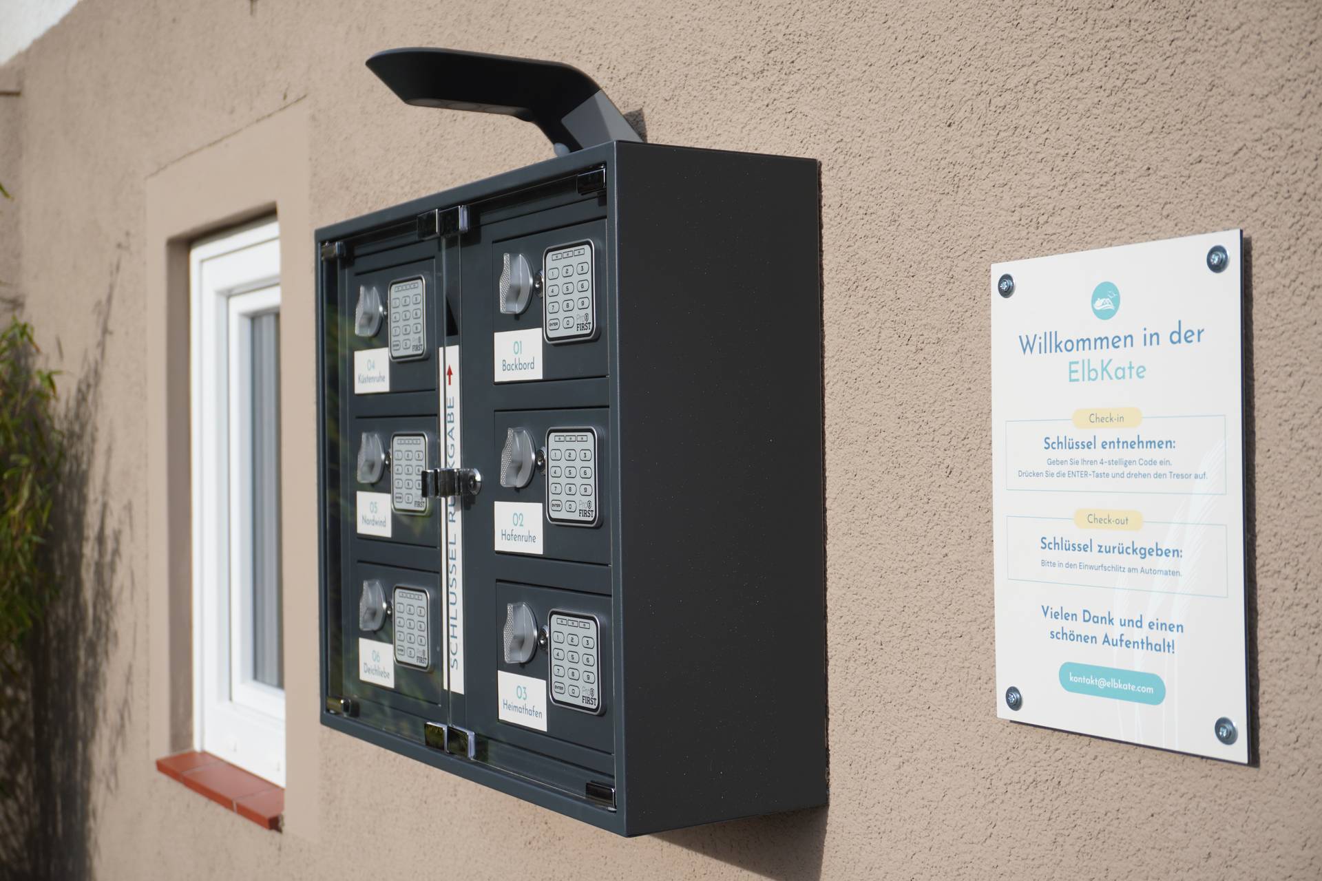 Schlüsseltresor für den kontaktlosen Check-in an der Pension ElbKate in Glückstadt