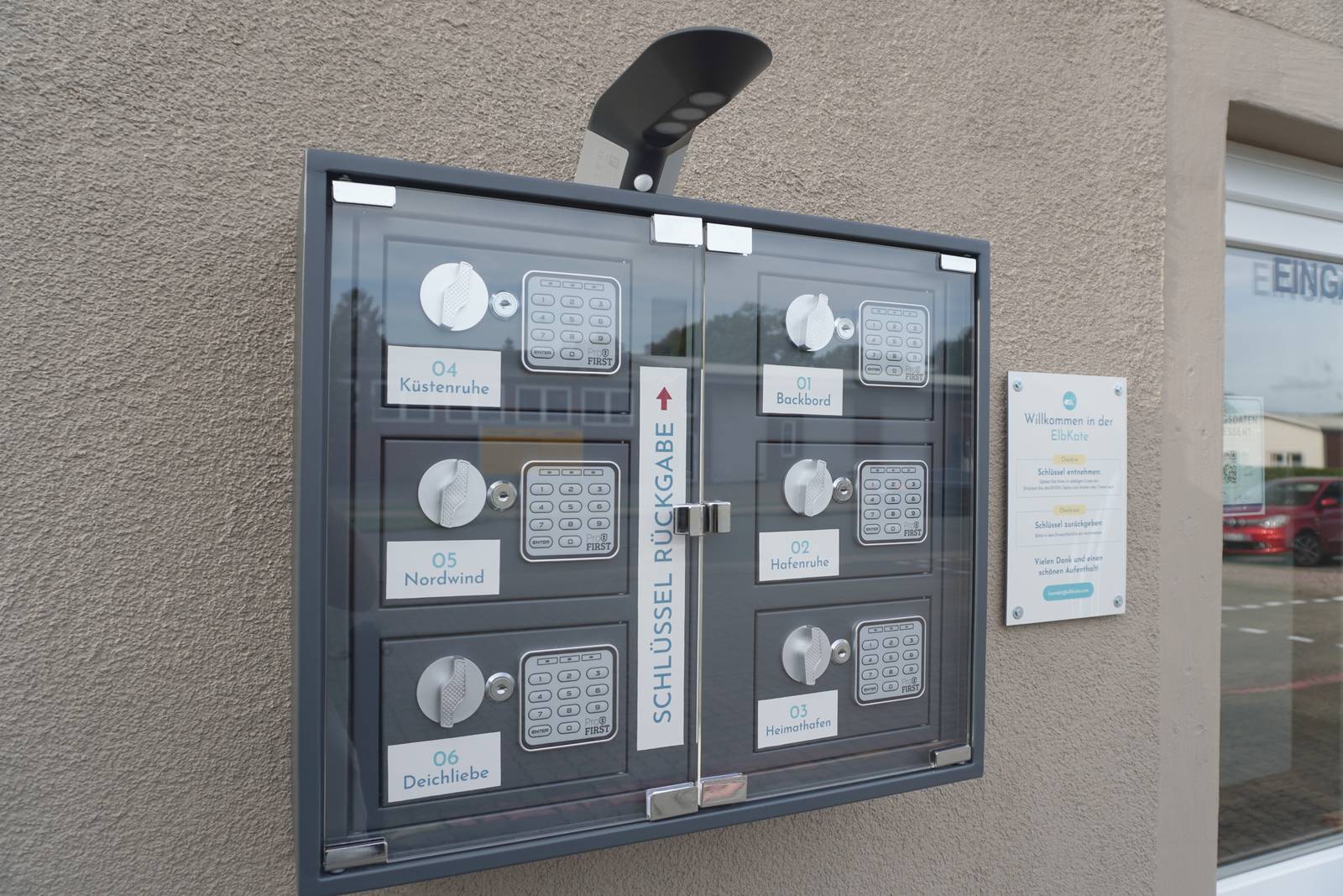 Schlüsseltresor mit Schließfächern für den Self-Check-in der Pension ElbKate in Glückstadt