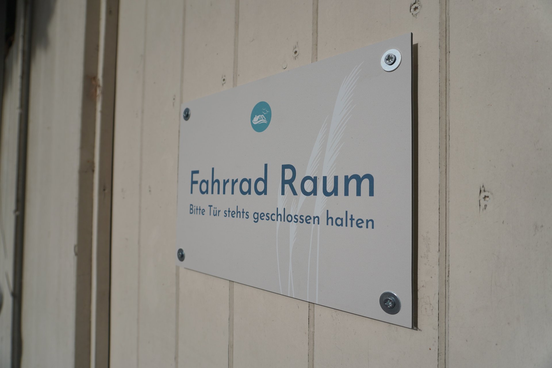 Schild „Fahrrad Raum“ der Pension ElbKate in Glückstadt