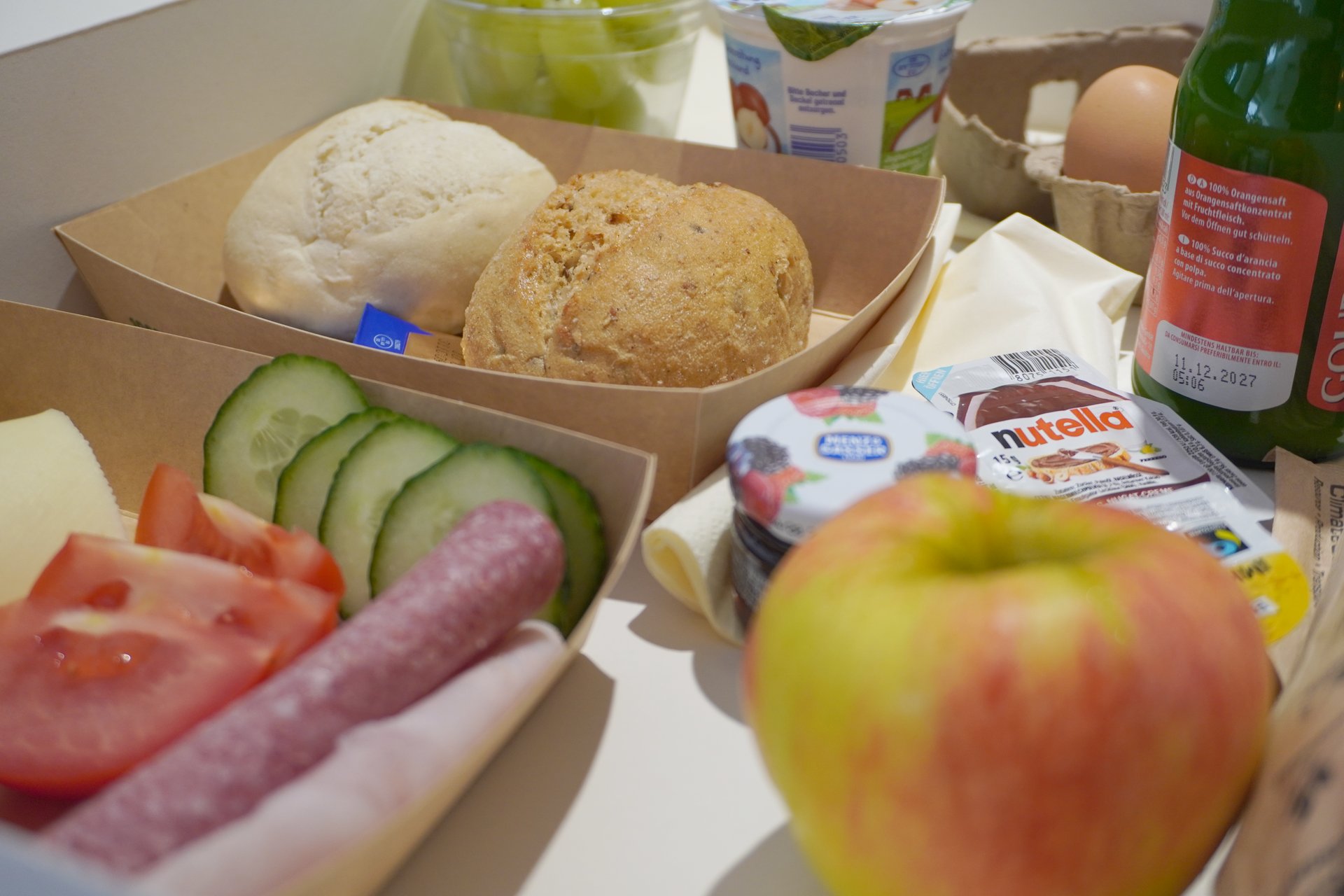 Frühstücksbox mit Brötchen, Obst und Joghurt der Pension ElbKate in Glückstadt
