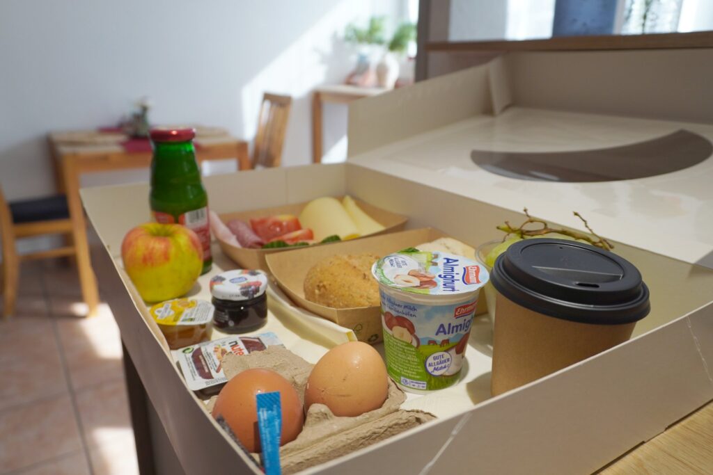 Frühstücksbox mit Brötchen, Obst und Joghurt der Pension ElbKate in Glückstadt