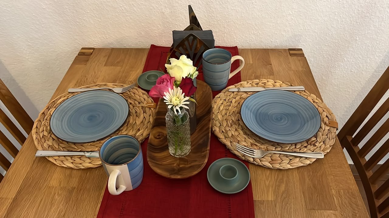 Gedeckter Frühstückstisch mit Blumen der Pension ElbKate in Glückstadt