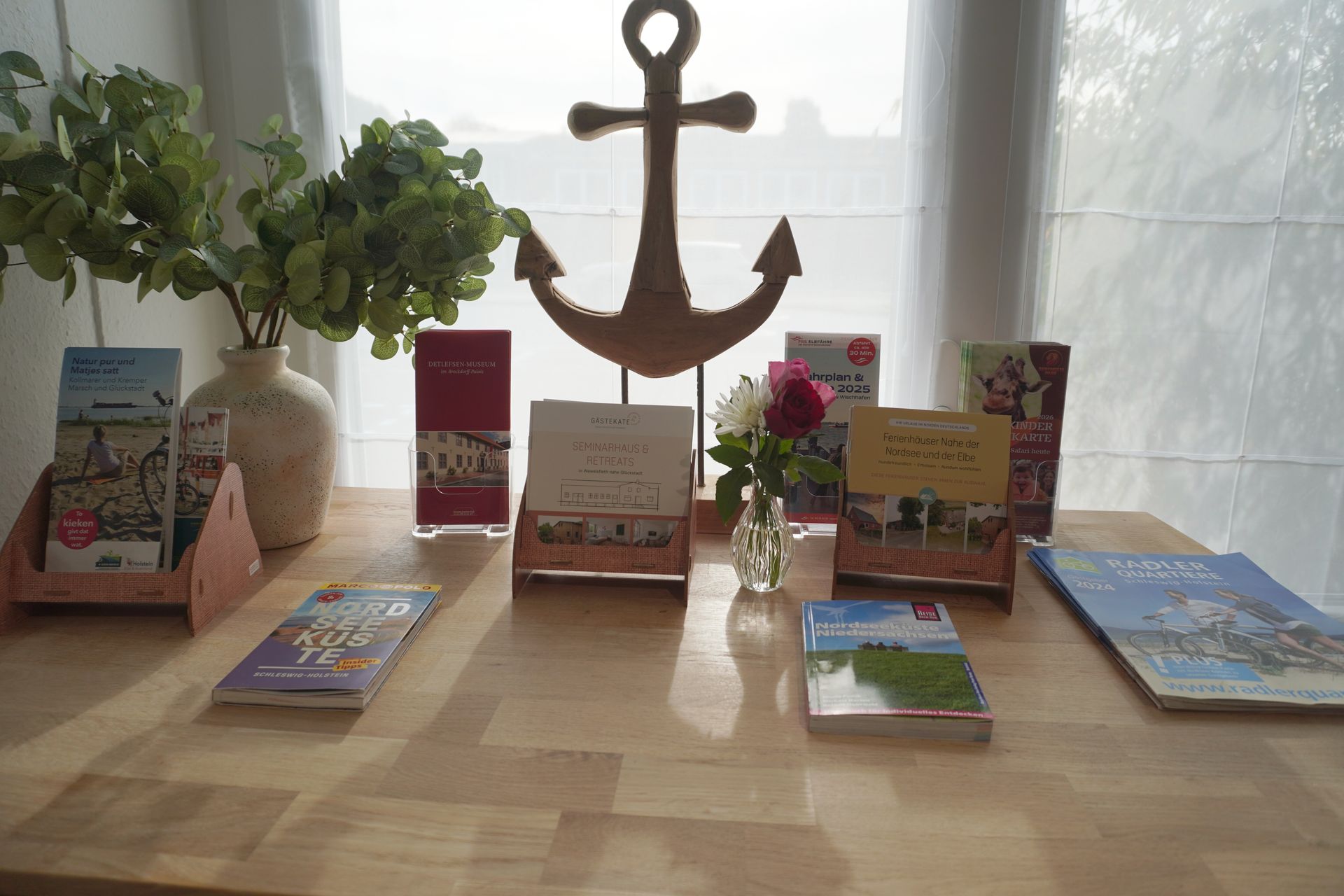 Frühstücksraum mit maritimer Anker-Dekoration der Pension ElbKate in Glückstadt