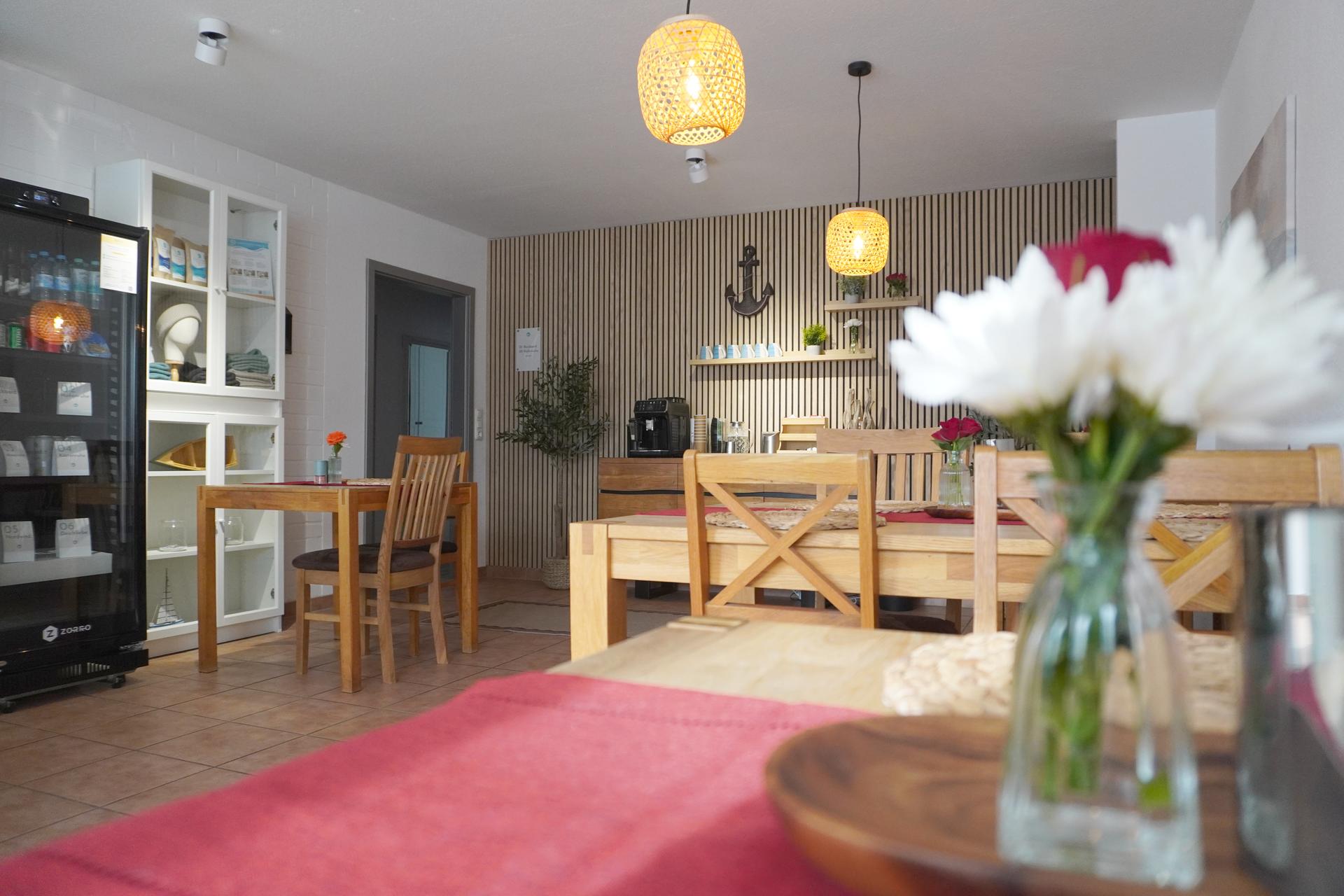 Frühstücksraum mit Sitzplätzen der Pension ElbKate in Glückstadt