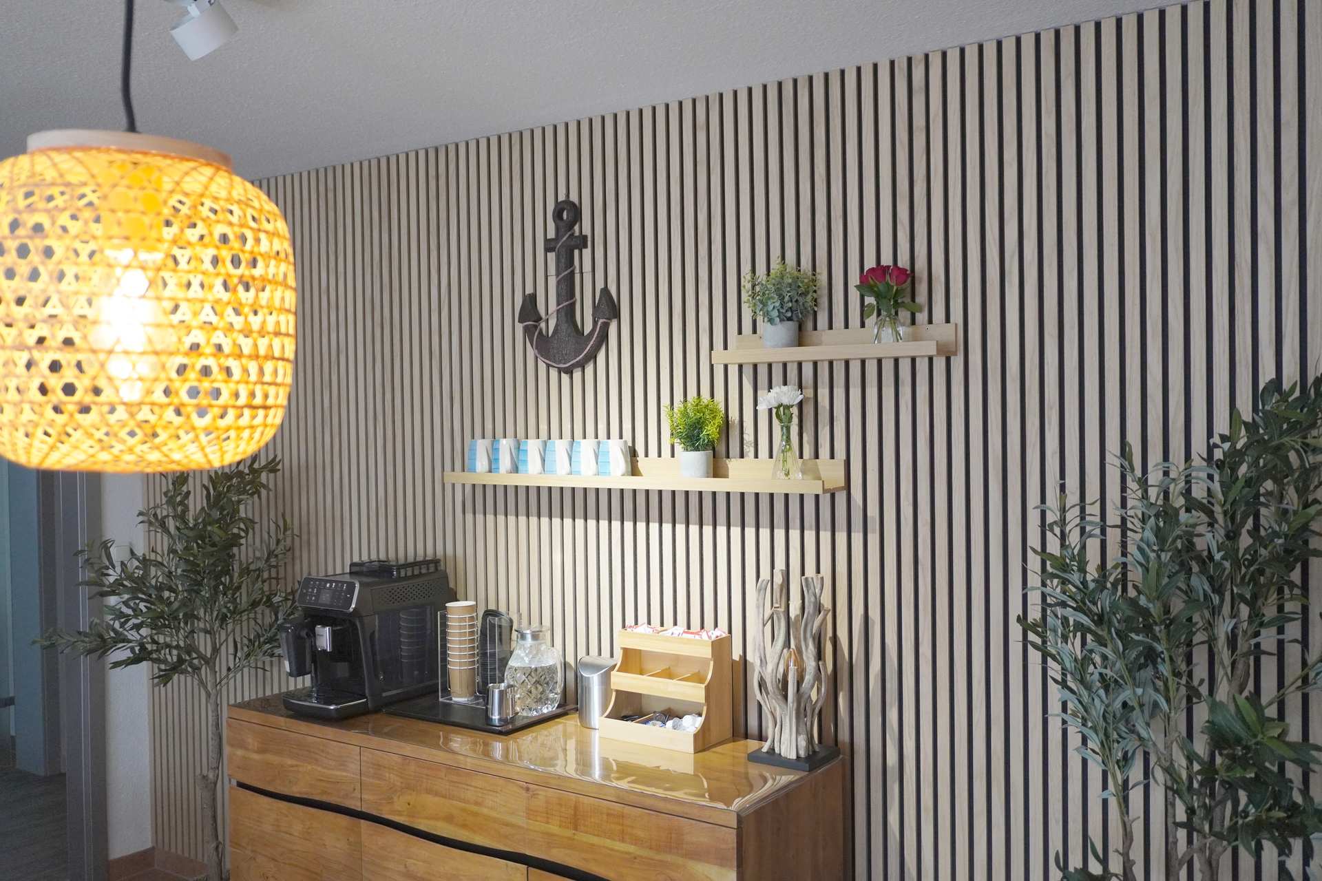 Kaffeestation mit Anker-Dekoration im Frühstücksraum der Pension ElbKate in Glückstadt
