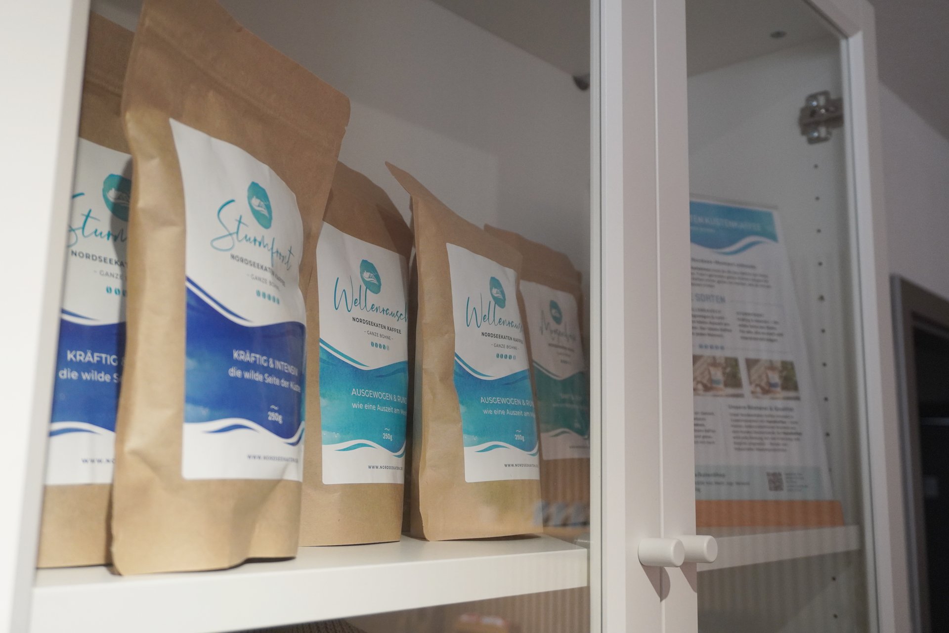 Kaffee der Marke NordseeKaten im Frühstücksraum der Pension ElbKate in Glückstadt