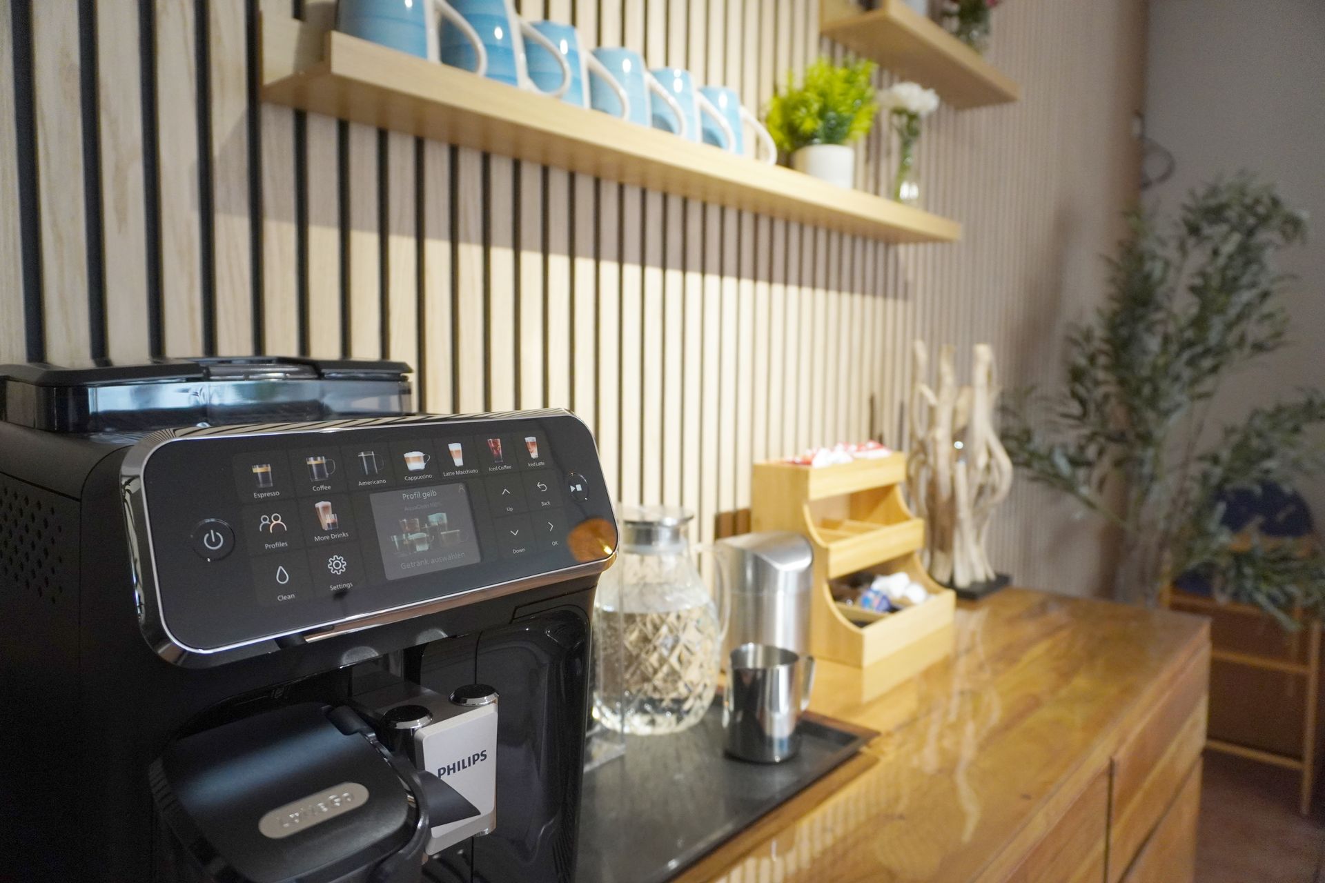 Kaffeemaschine und Tassen im Frühstücksraum der Pension ElbKate in Glückstadt