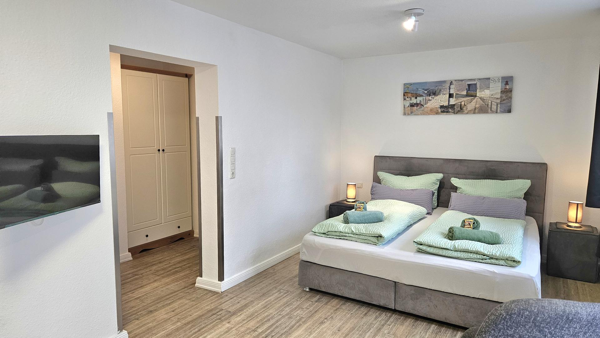 Doppelbett im Zimmer Backbord der Pension ElbKate in Glückstadt
