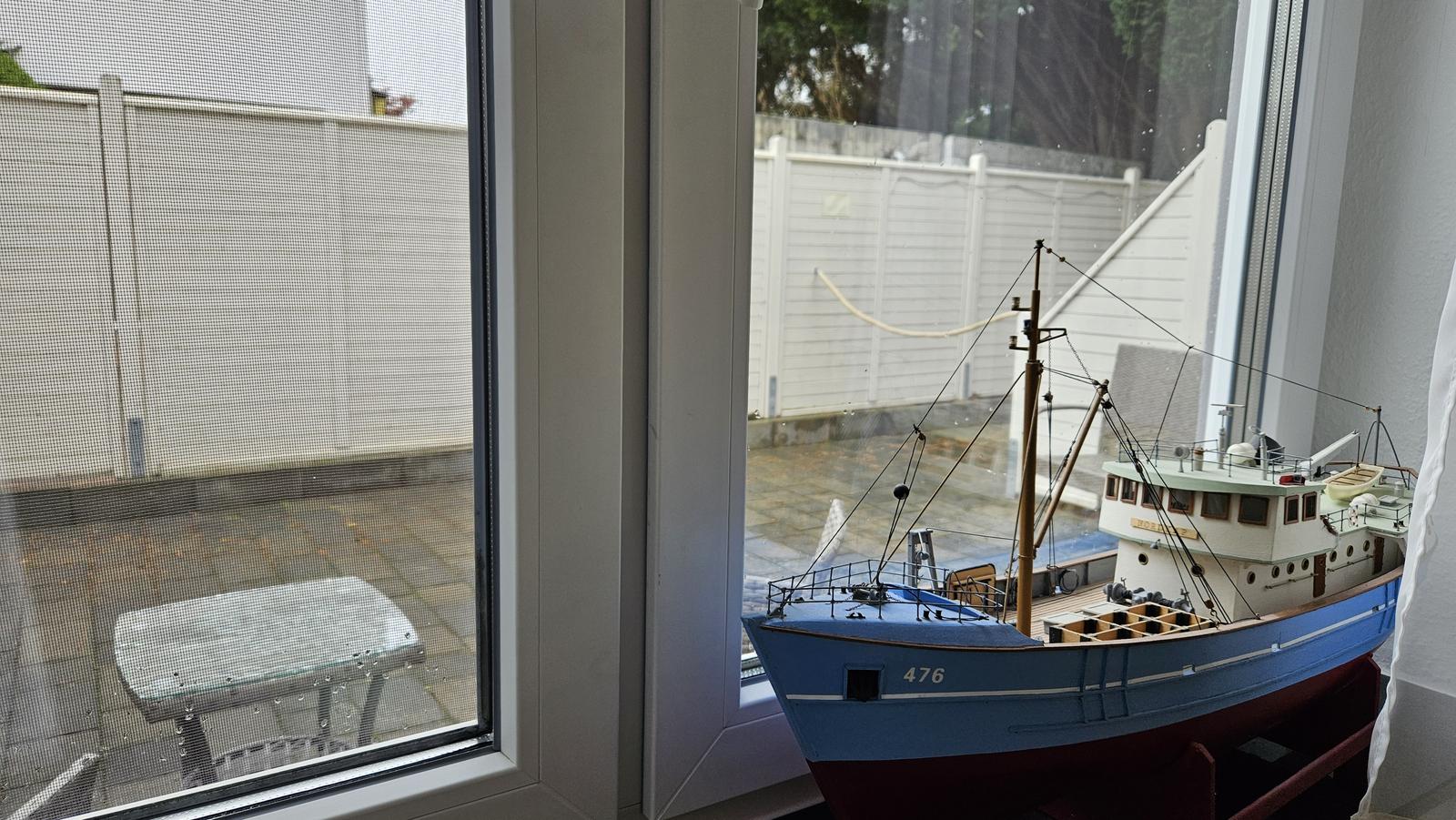 Schiffsmodell am Fenster im Zimmer Backbord der Pension ElbKate in Glückstadt