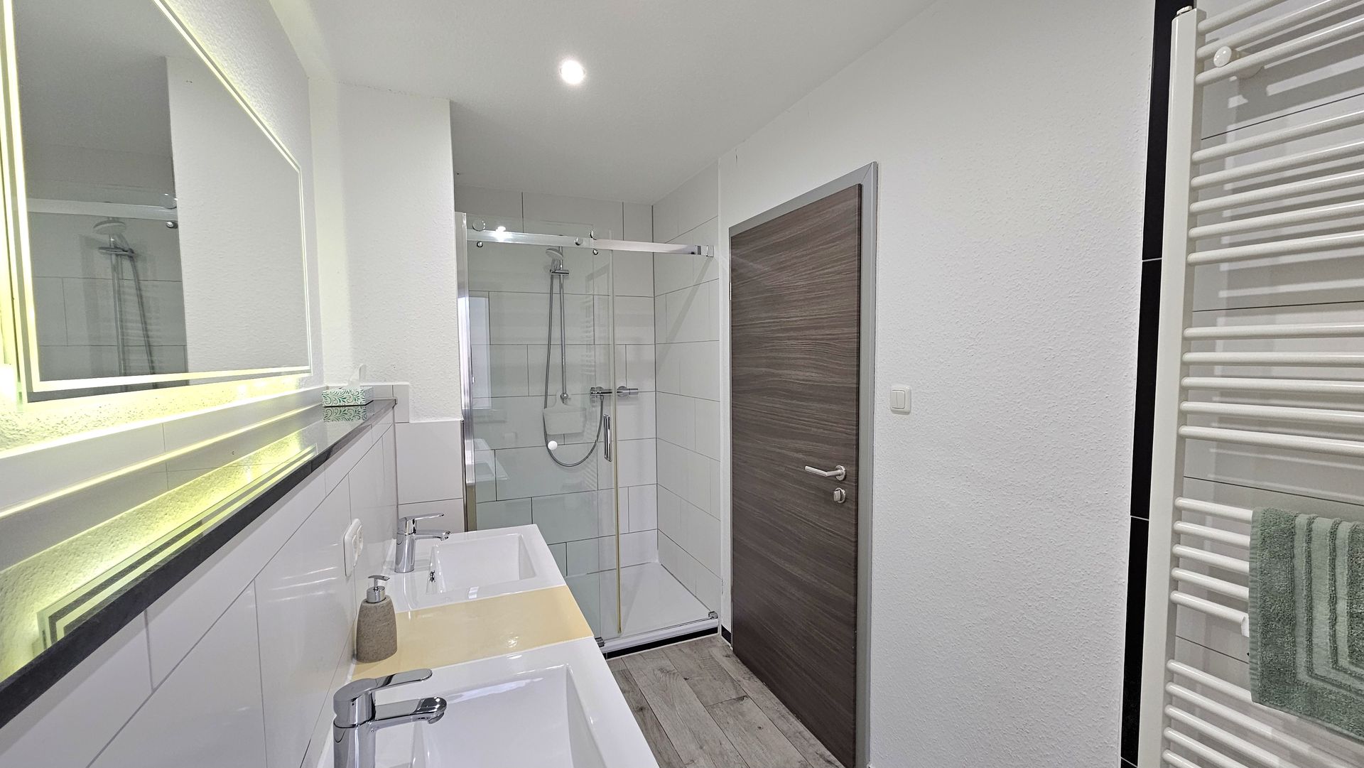 Bad mit Dusche im Zimmer Backbord der Pension ElbKate in Glückstadt