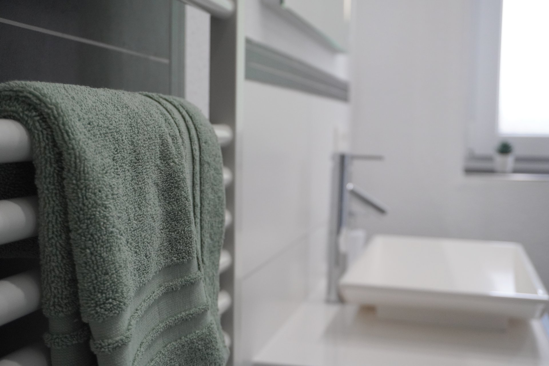 Bad mit Handtüchern im Zimmer Deichliebe der Pension ElbKate in Glückstadt
