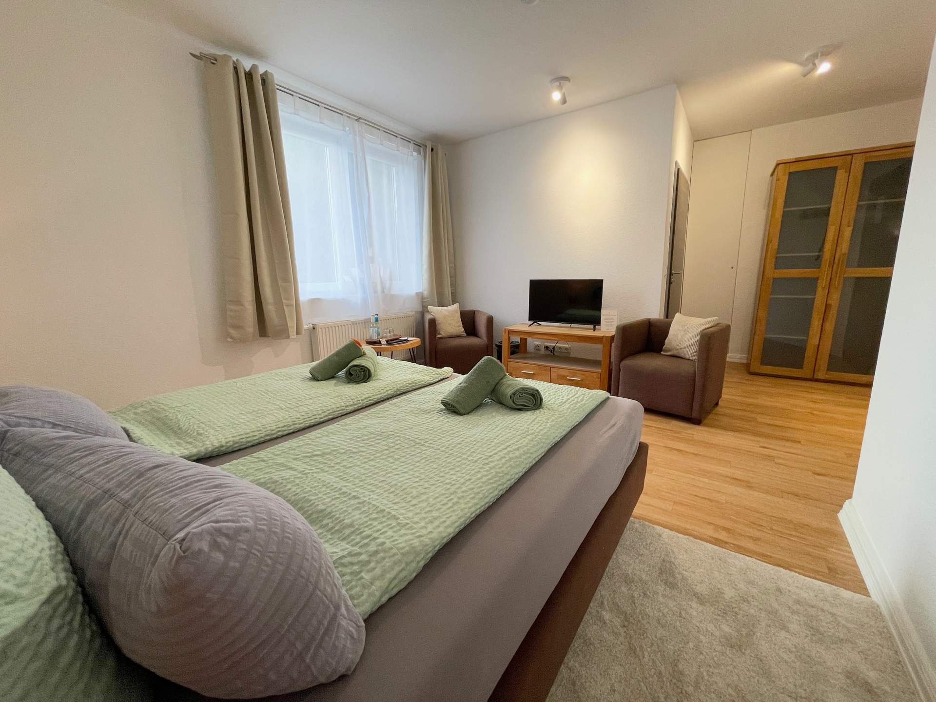 Doppelbett im Zimmer Deichliebe der Pension ElbKate in Glückstadt