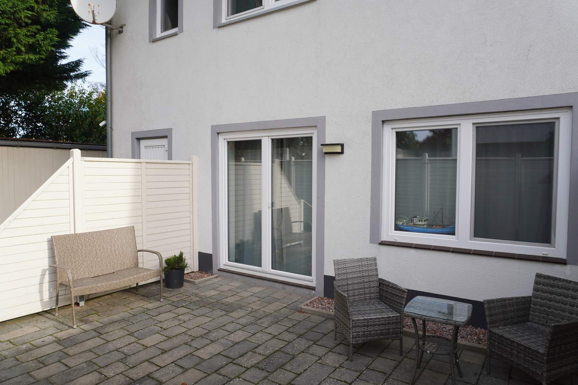 Terrasse mit Sitzgruppe an den Zimmern im Erdgeschoss der Pension ElbKate in Glückstadt