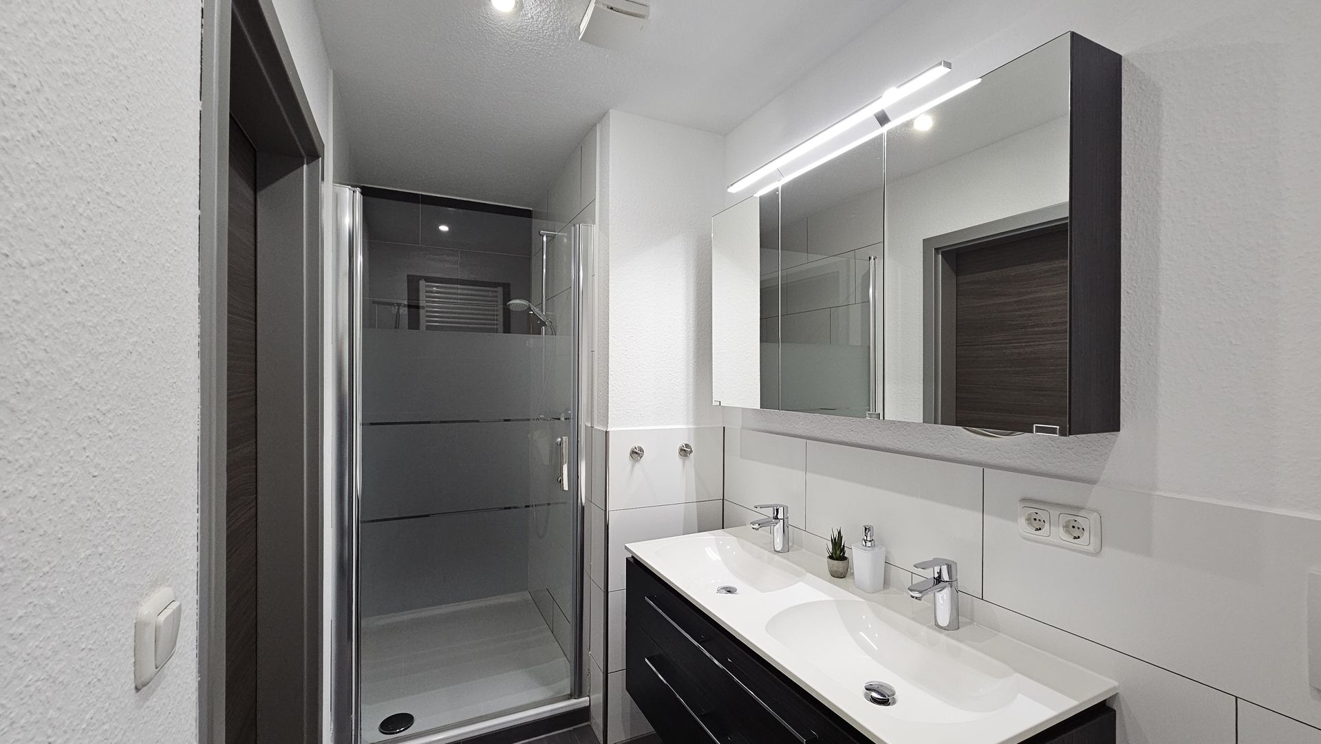 Bad mit Dusche im Zimmer Hafenruhe der Pension ElbKate in Glückstadt