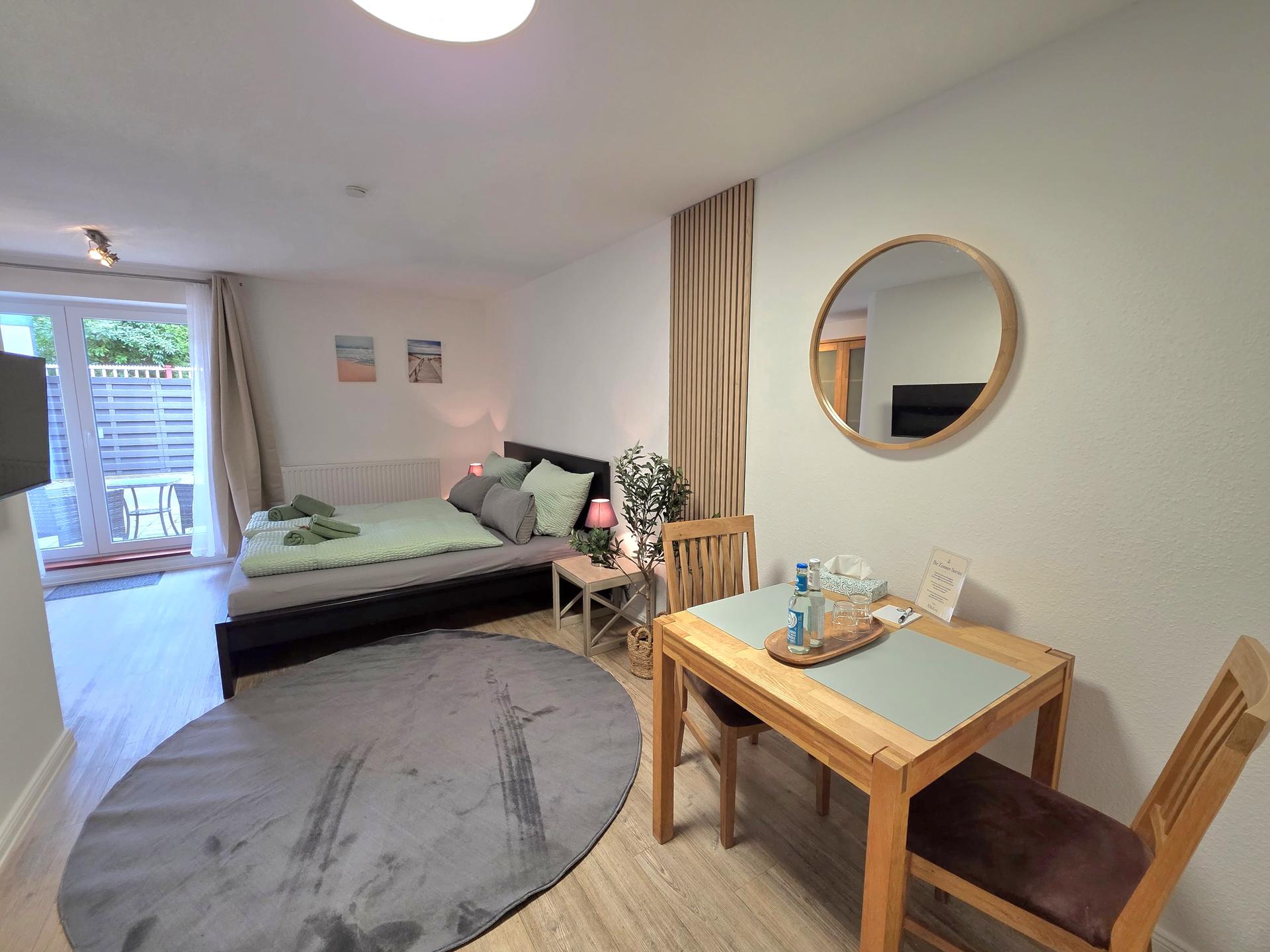 Doppelbett mit Schreibtisch im Zimmer Hafenruhe der Pension ElbKate in Glückstadt
