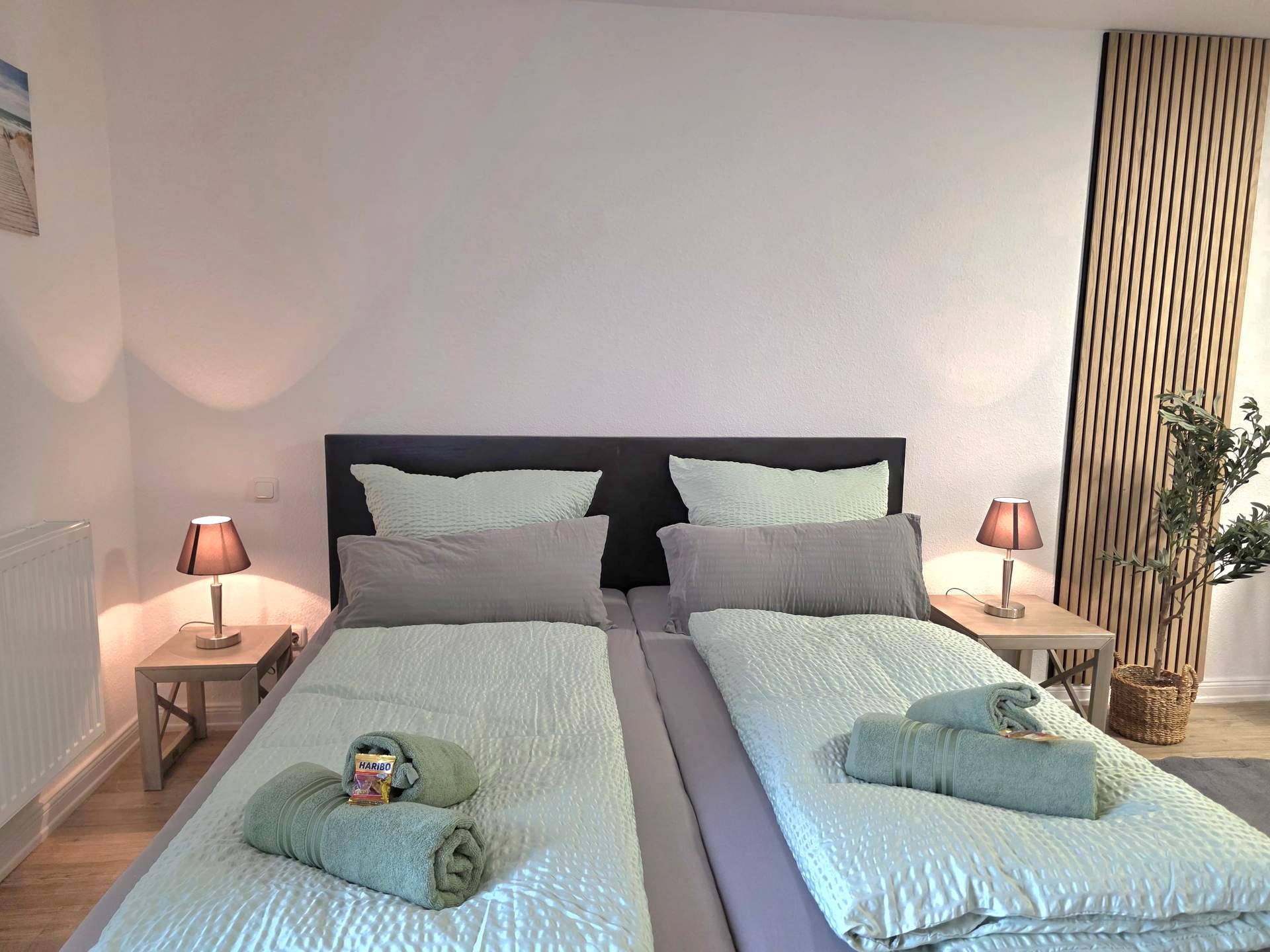 Doppelbett mit Schreibtisch im Zimmer Hafenruhe der Pension ElbKate in Glückstadt