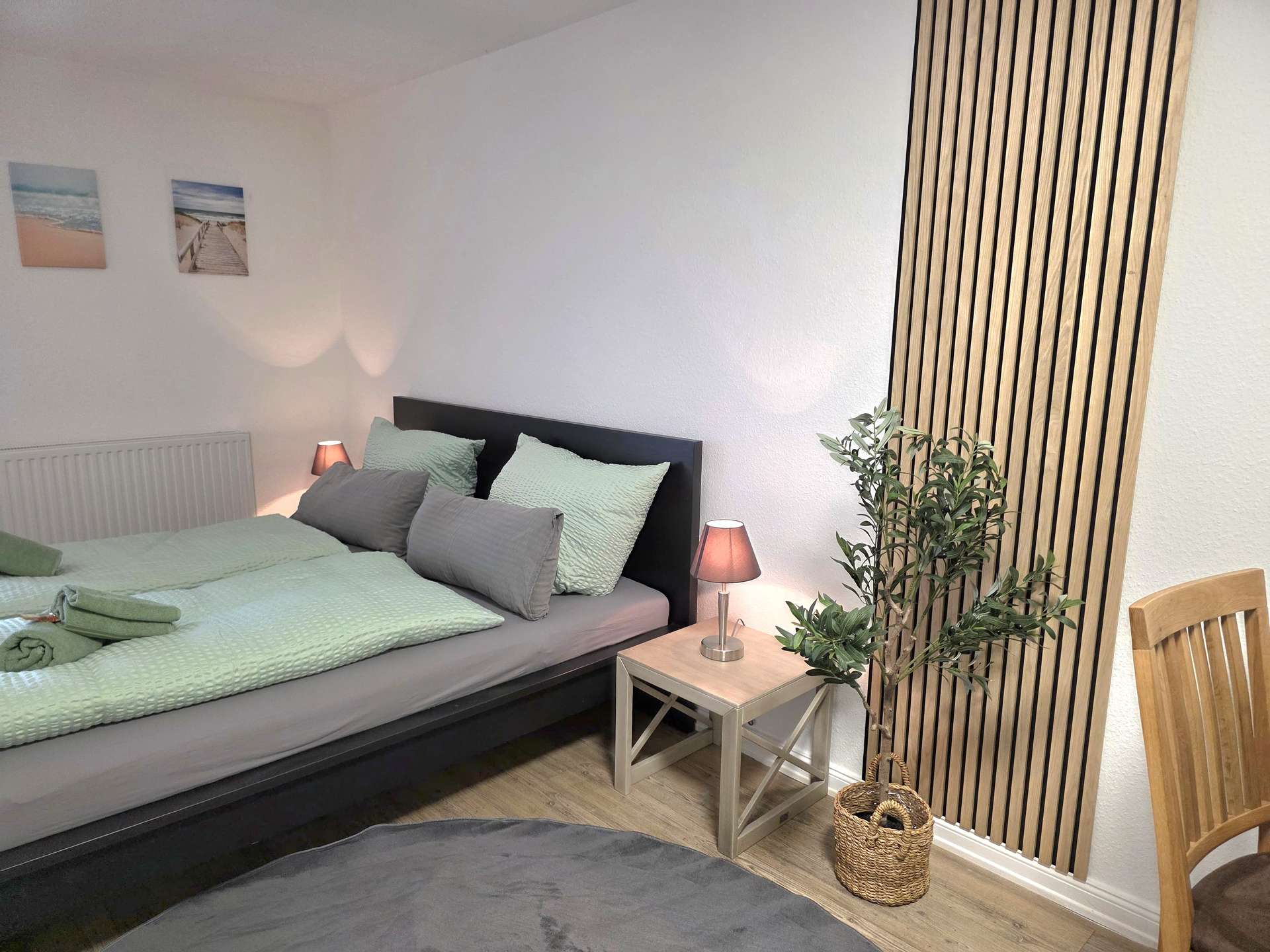 Doppelbett mit Schreibtisch im Zimmer Hafenruhe der Pension ElbKate in Glückstadt