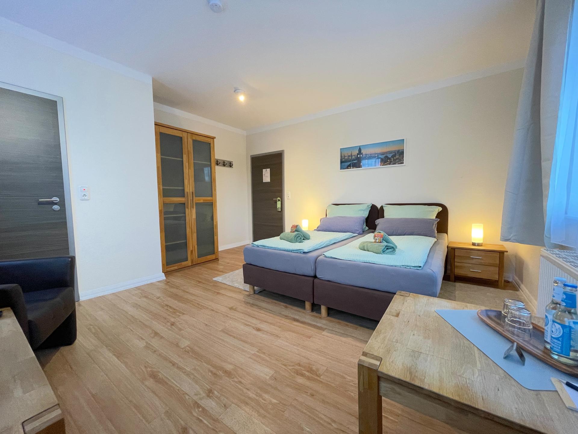 Betten im Zimmer Heimathafen der Pension ElbKate in Glückstadt