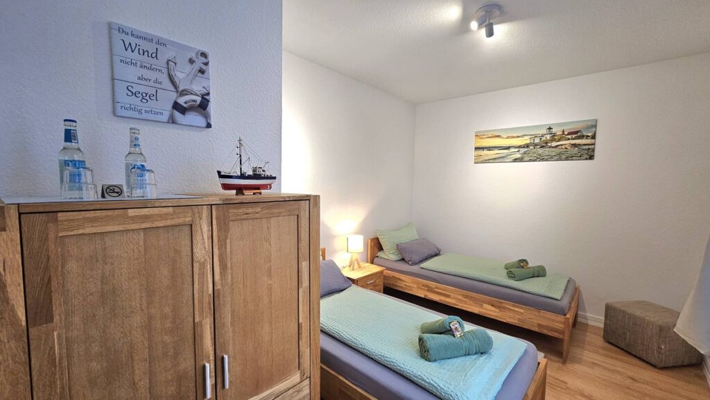 Einzelbetten im Zimmer Küstenruhe der Pension ElbKate in Glückstadt