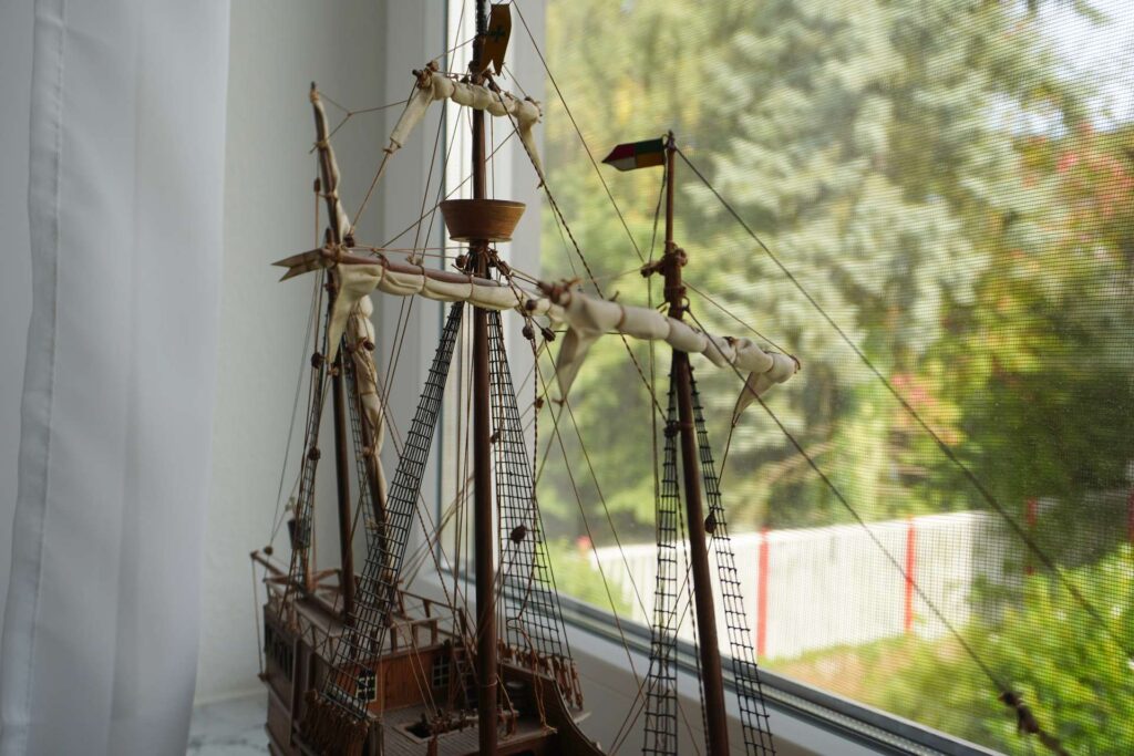 Schiffsmodell am Fenster im Zimmer Küstenruhe der Pension ElbKate in Glückstadt