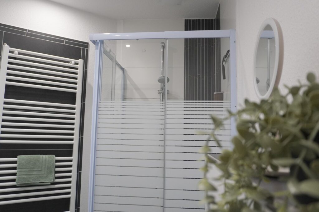Bad mit Dusche im Zimmer Küstenruhe der Pension ElbKate in Glückstadt