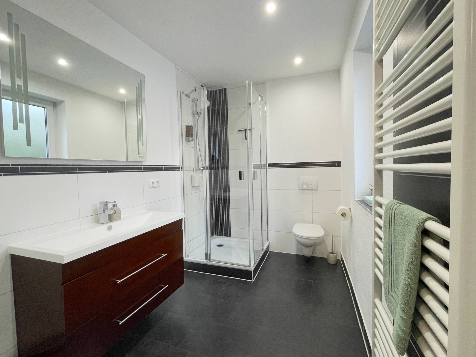 Bad mit Dusche im Zimmer Nordwind der Pension ElbKate in Glückstadt