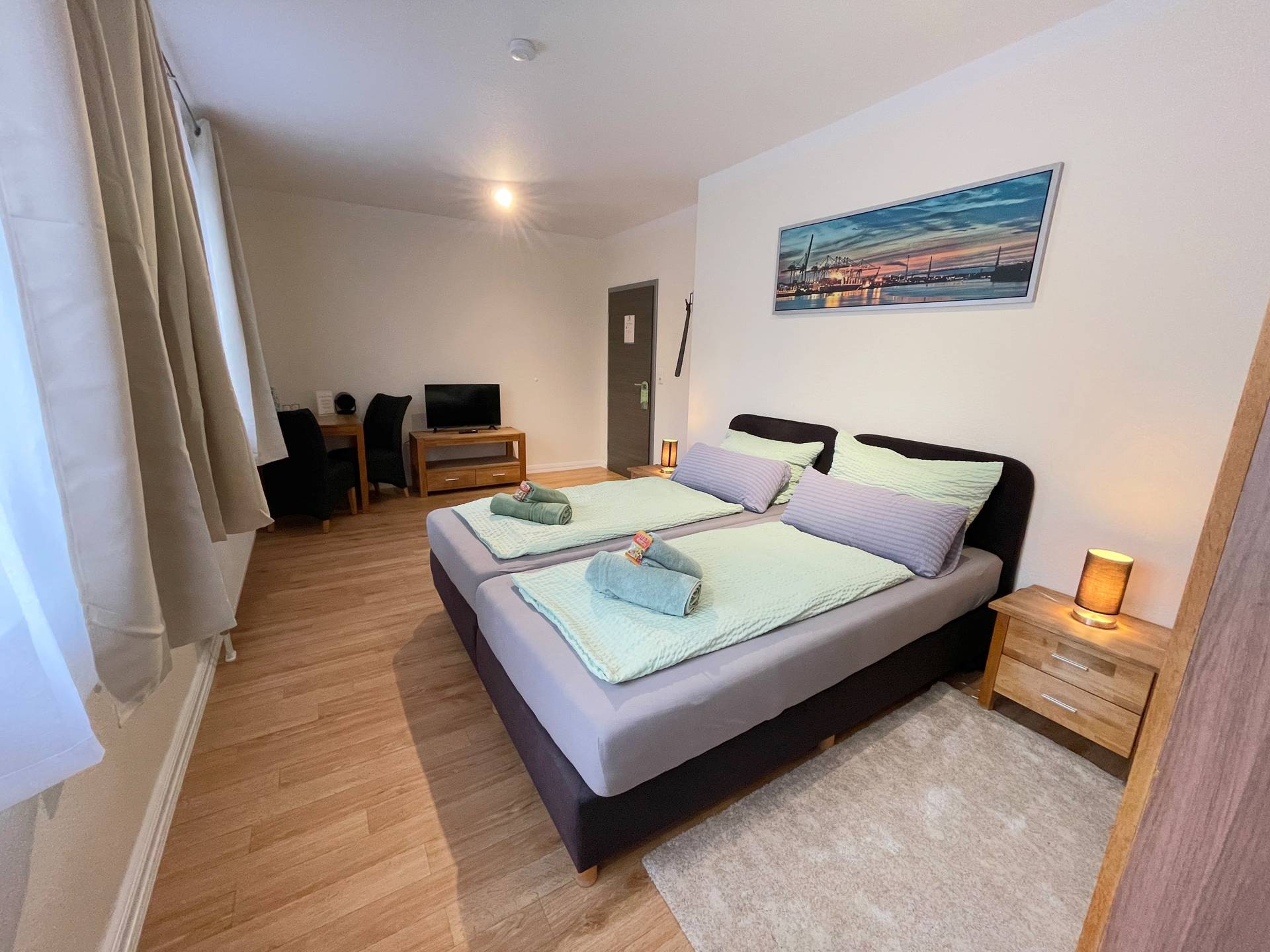 Doppelbett und Sitzecke im Zimmer Nordwind der Pension ElbKate in Glückstadt